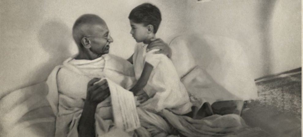 Der kleine Arun Gandhi mit seinem Großvater Mahatma Gandhi.